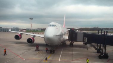 Büyük yolcu uçağı Vnukovo Havalimanı hareketli çıkışlarının