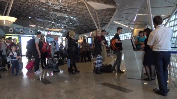 Gente subiendo al avión — Vídeos de Stock