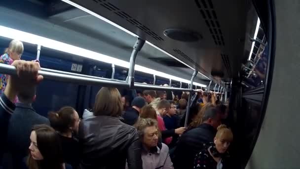 Passageiros andando no ônibus à noite — Vídeo de Stock