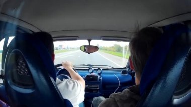 İki erkeklerle test sürüşü, ikinci el araç