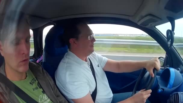 Двое мужчин делают тест-драйв подержанной машины — стоковое видео