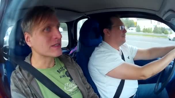 Due uomini che fanno test drive di auto usate — Video Stock