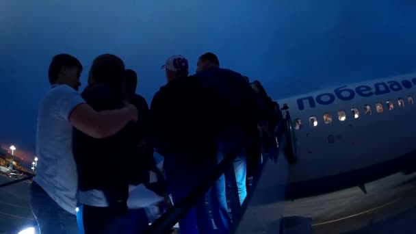 Embarquement de passagers sur les avions de la compagnie aérienne low cost Ryanair — Video