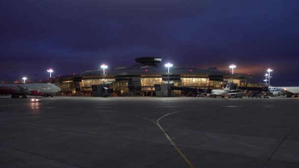 Vnukovo edifício do aeroporto à noite — Vídeo de Stock