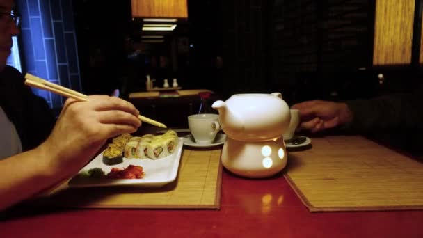 Almuerzo en restaurante japonés — Vídeos de Stock