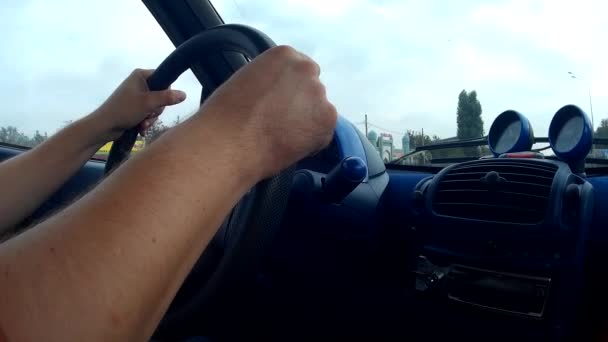 Manliga händer på ratten jag — Stockvideo