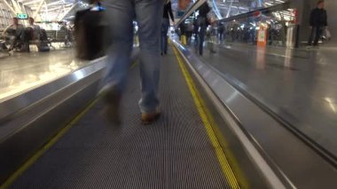 Vnukovo Havalimanı geçit üzerinde yürüyen insanlar