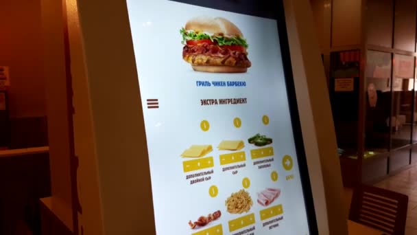 女人使用触摸屏的排序顺序，在快餐店吃汉堡 — 图库视频影像