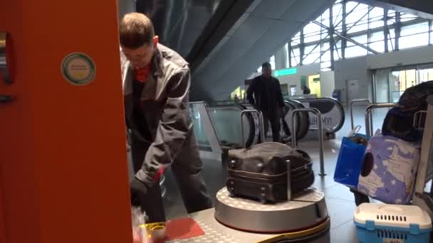 Αποσκευές περιτύλιγμα με προστατευτικό φιλμ στο αεροδρόμιο — Αρχείο Βίντεο