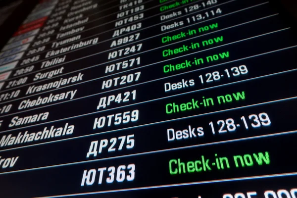 Digitale Fahrplantafel auf einem Flughafen — Stockfoto