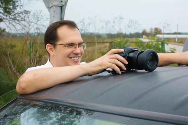 Privatdetektiv fotografiert mit Auto — Stockfoto