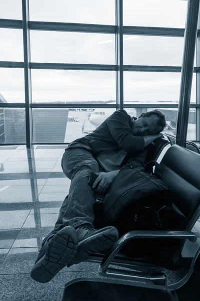 Mann schläft im Flughafen — Stockfoto