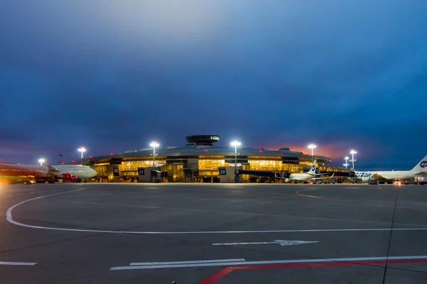 夜建物ヴヌーコヴォ国際空港 — ストック写真
