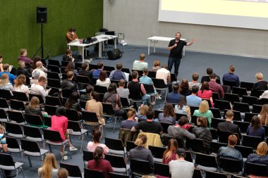 İnsanlar büyük salonunda dijital pazarlama Konferansı'na katılmak