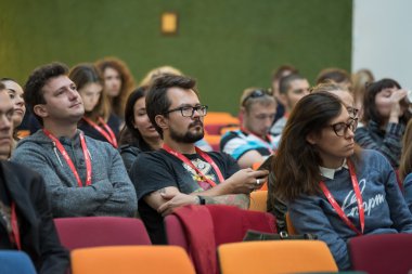 seyirci bir konferansta