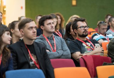seyirci bir konferansta