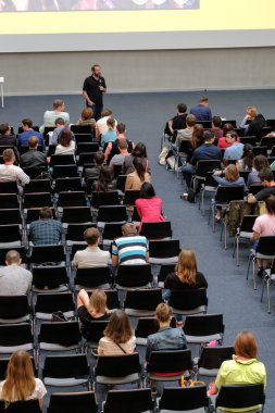 İnsanlar büyük salonunda dijital pazarlama Konferansı'na katılmak
