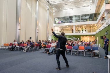 İnsanlar büyük salonunda dijital pazarlama Konferansı'na katılmak