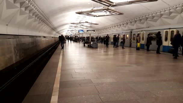 Folk väntar på ett tåg på en tunnelbanestation — Stockvideo