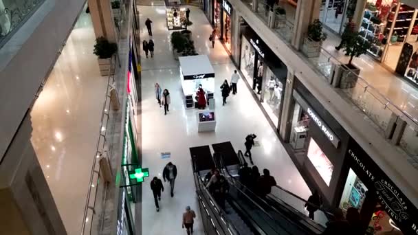 Interno di un centro commerciale nel centro della città — Video Stock