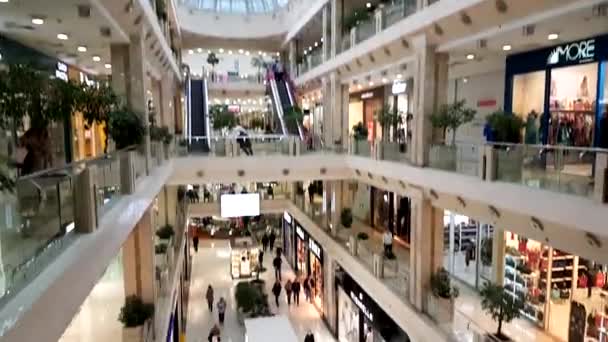 Interior de un centro comercial en el centro de la ciudad — Vídeo de stock