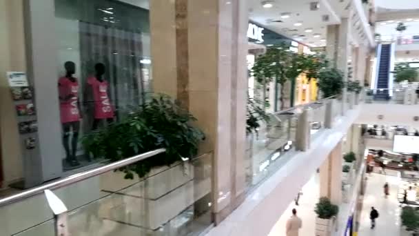 Interior de um shopping no centro da cidade — Vídeo de Stock