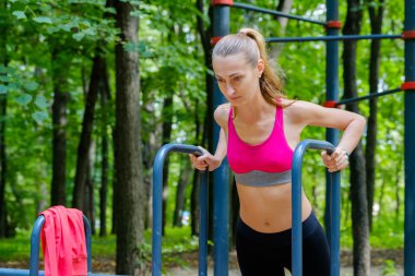 Genç kadının bir eğitim zemin egzersiz yapması ince