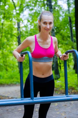 Genç kadının bir eğitim zemin egzersiz yapması ince