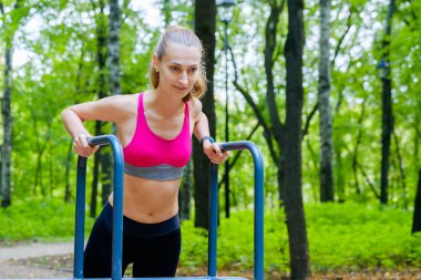 Genç kadının bir eğitim zemin egzersiz yapması ince