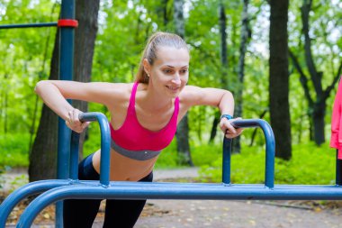 Genç kadının bir eğitim zemin egzersiz yapması ince