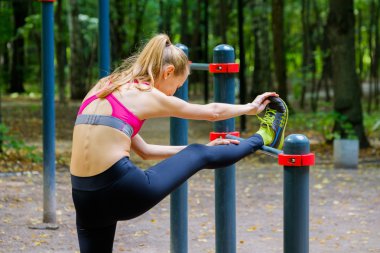 Genç kadın bir eğitim toprağa uzanan ince