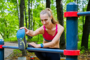 Genç kadın bir eğitim toprağa uzanan ince