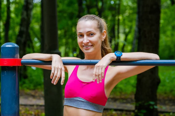 Jeune femme mince portrait sportif sur le terrain d'entraînement — Photo