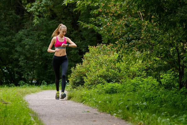 Ung kvinna jogga i parken — Stockfoto