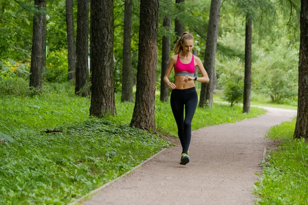 Jonge vrouw joggen in het park Stockfoto