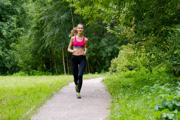 Jonge vrouw joggen in het park — Stockfoto