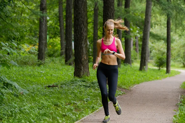 Joven mujer corriendo en el parque — Foto de Stock
