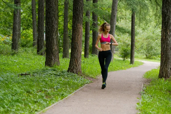 Jonge vrouw joggen in het park — Stockfoto