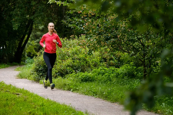 Ung kvinna jogga i parken — Stockfoto