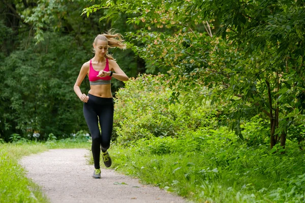 Jovem mulher correndo no parque — Fotografia de Stock