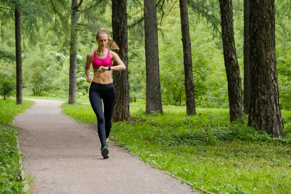 Jovem mulher correndo no parque — Fotografia de Stock