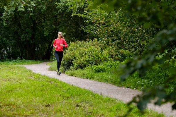 Joven mujer corriendo en el parque — Foto de Stock