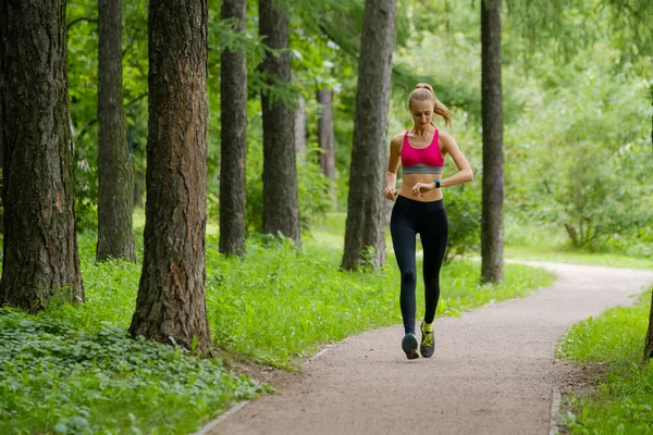 Ung kvinna jogga i parken — Stockfoto