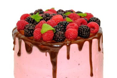 Beyaz izole çilek ile ev yapımı kek