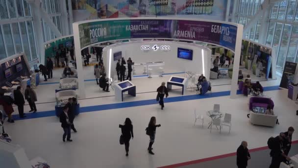 La gente asiste al foro Open Innovations 2016 en el nuevo edificio Skolkovo Technopark — Vídeo de stock