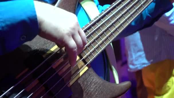 Ember játszik basszus gitár — Stock videók