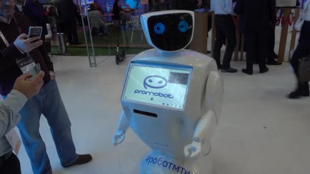 Robot promotor begroet bezoekers op Open innovaties 2016 forum in nieuwbouw Skolkovo Technopark — Stockvideo