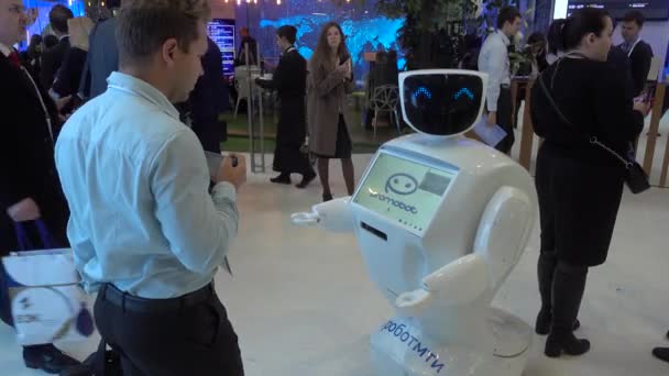 El promotor del robot saluda a los visitantes en el foro Open Innovations 2016 en el nuevo edificio Skolkovo Technopark — Vídeo de stock