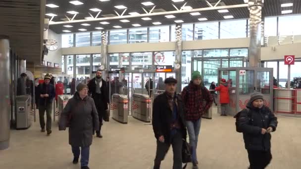 Passagers passent par les tourniquets à la nouvelle gare Kutuzovskaya de Moscou Cercle central — Video