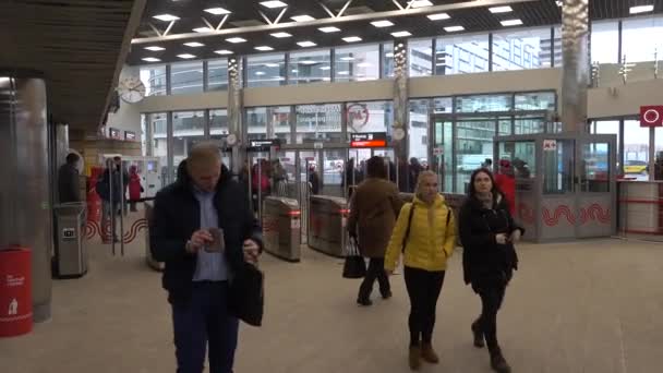 Pasażerów przechodzi przez Kołowrotki nowej stacji Kutuzovskaya Moskwa centralnego okręgu — Wideo stockowe